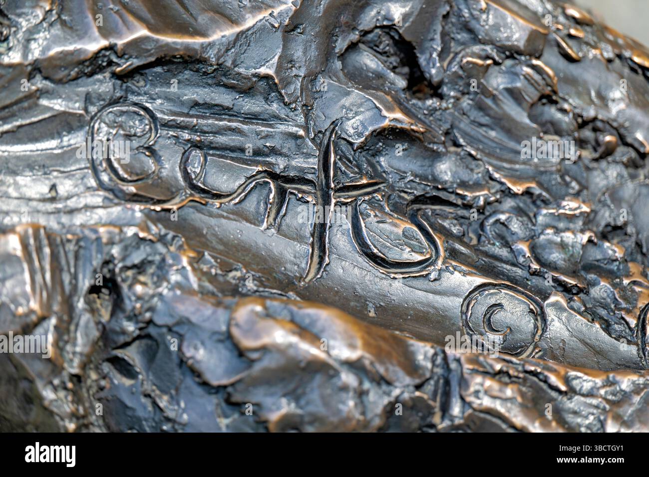 WASHINGTON DC – die Signatur des Bildhauers Robert Berks ist in das bronzene Albert Einstein Memorial auf dem Gelände der National Academy of Sciences in der 2101 Constitution Avenue eingeätzt. 1979 enthüllt, zeigt die 12 Fuß hohe Statue Einstein mit mathematischen Gleichungen aus seinen wissenschaftlichen Arbeiten, die in die Granitbasis gehauen sind. Die Gedenkstätte zeigt Einstein, der drei seiner wichtigsten wissenschaftlichen Beiträge enthält, darunter die berühmte E=mc²-Gleichung. Dieses beliebte Wahrzeichen ehrt den Nobelpreisträger Physiker, dessen Relativitätstheorien unser un revolutionierten Stockfoto