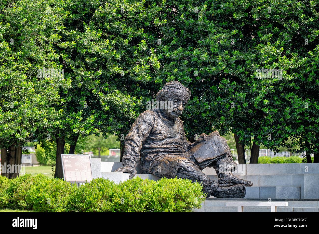 WASHINGTON DC – das Albert Einstein Memorial steht auf dem Gelände der National Academy of Sciences an der 2101 Constitution Avenue. Die Bronzestatue wurde 1979 vom Bildhauer Robert Berks erschaffen und enthüllt und zeigt Einstein mit mathematischen Gleichungen aus seinen wissenschaftlichen Arbeiten, die in die Granitbasis gehauen sind. Das 12 Fuß hohe Denkmal ehrt den Nobelpreisträger Physiker, dessen Theorien unser Verständnis von Raum, Zeit und Energie revolutionierten. Stockfoto