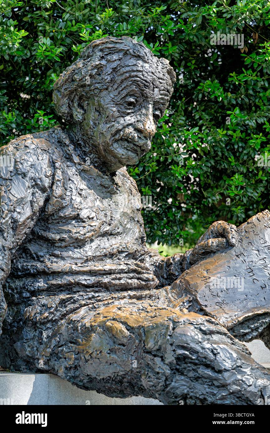 WASHINGTON DC – das Albert Einstein Memorial steht auf dem Gelände der National Academy of Sciences an der 2101 Constitution Avenue. Die Bronzestatue wurde 1979 vom Bildhauer Robert Berks erschaffen und enthüllt und zeigt Einstein mit mathematischen Gleichungen aus seinen wissenschaftlichen Arbeiten, die in die Granitbasis gehauen sind. Das 12 Fuß hohe Denkmal ehrt den Nobelpreisträger Physiker, dessen Theorien unser Verständnis von Raum, Zeit und Energie revolutionierten. Stockfoto