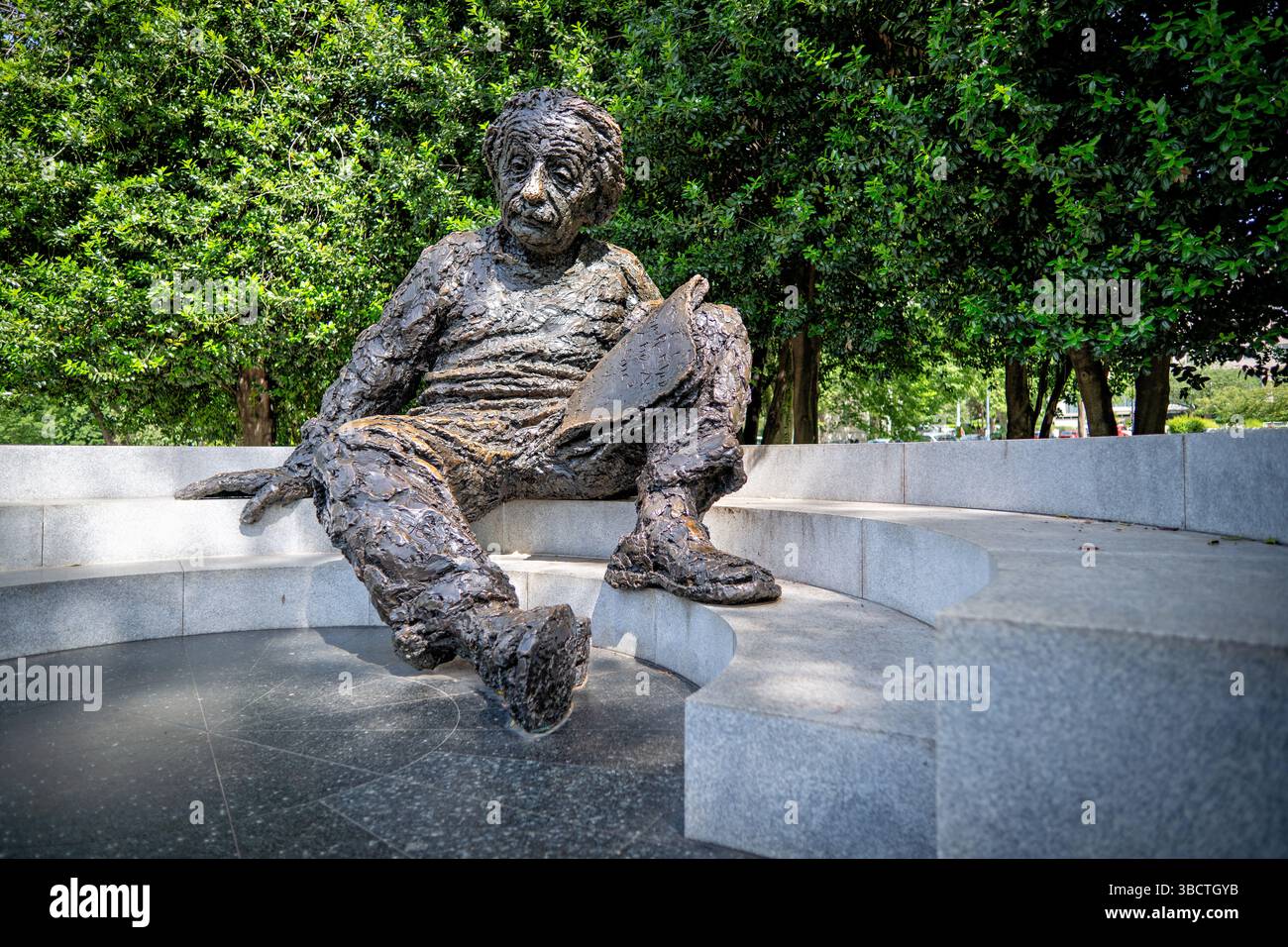 WASHINGTON DC – das Albert Einstein Memorial steht auf dem Gelände der National Academy of Sciences an der 2101 Constitution Avenue. Die Bronzestatue wurde 1979 vom Bildhauer Robert Berks erschaffen und enthüllt und zeigt Einstein mit mathematischen Gleichungen aus seinen wissenschaftlichen Arbeiten, die in die Granitbasis gehauen sind. Das 12 Fuß hohe Denkmal ehrt den Nobelpreisträger Physiker, dessen Theorien unser Verständnis von Raum, Zeit und Energie revolutionierten. Stockfoto
