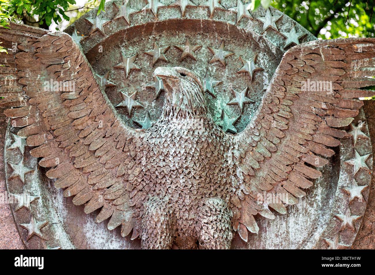 WASHINGTON DC – Eine große Bronzetafel mit einem Adlersiegel und dem Jahr 1933 markiert den Eingang zum Franklin Delano Roosevelt Memorial in Washington DC. Die Gedenktafel erinnert an den Beginn der Präsidentschaft Roosevelts, die mit seiner ersten Amtseinführung am 4. März 1933 begann. Das 1997 geweihte FDR Memorial erstreckt sich über 7,5 Hektar entlang des Tidal Basin im West Potomac Park und dokumentiert Roosevelts vier Amtszeiten als Präsident durch eine Reihe von Außenräumen und Skulpturen. Das Adlerdesign repräsentiert das offizielle Präsidentensiegel und symbolisiert die Autorität des Büros, das Roosevelt für ein hielt Stockfoto