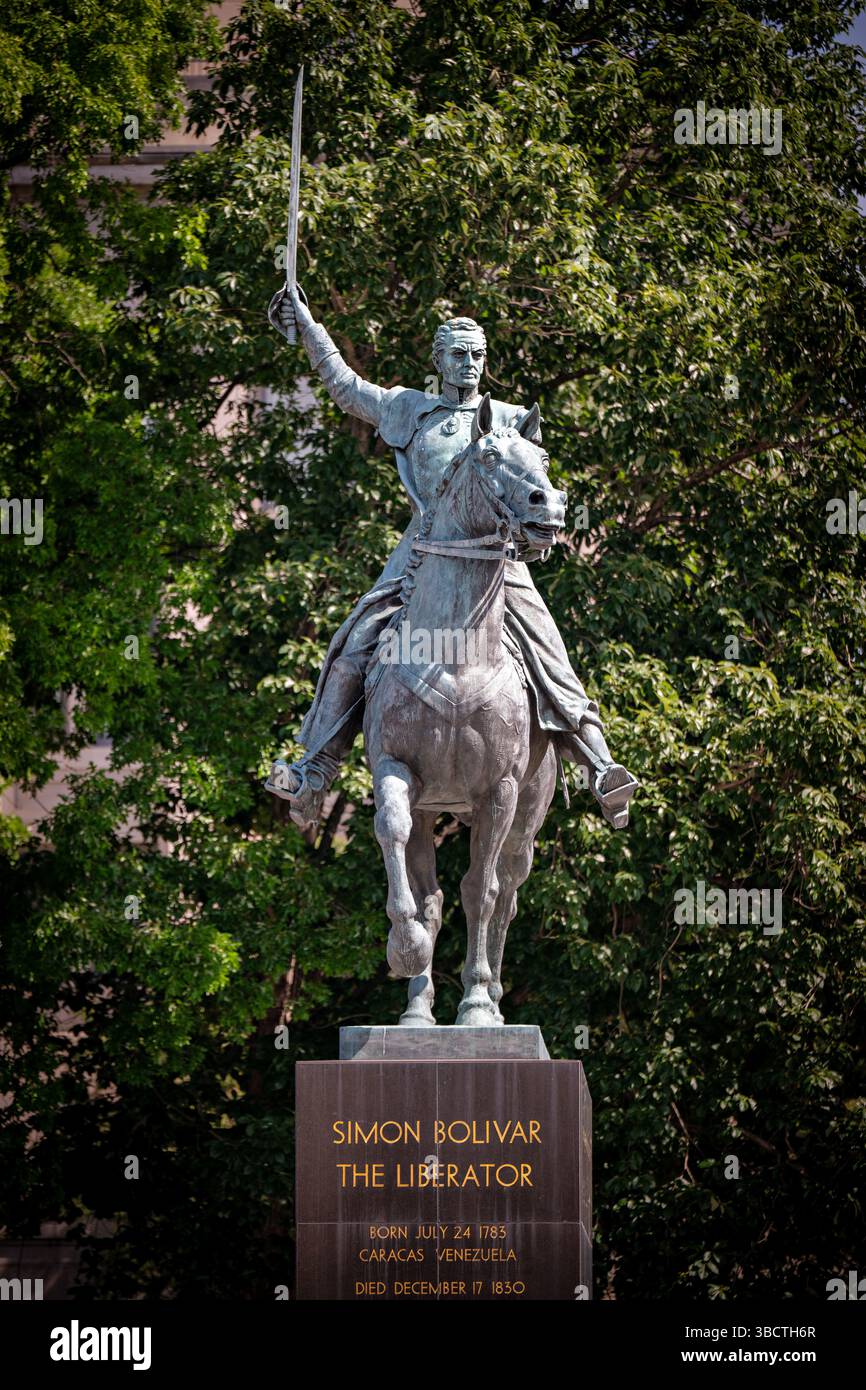 WASHINGTON DC – die Simon Bolivar Statue steht an der Virginia Avenue NW in der Nähe der National Mall. Diese bronzene Reiterstatue wurde vom Bildhauer Felix de Weldon geschaffen und 1959 geweiht und ehrt Simon Bolivar, den venezolanischen militärischen und politischen Führer, der eine Schlüsselrolle im erfolgreichen Kampf Lateinamerikas um die Unabhängigkeit vom Spanischen Reich spielte. Die Statue war ein Geschenk der venezolanischen Regierung an die Vereinigten Staaten und symbolisierte die panamerikanische Einheit und Freundschaft. Stockfoto
