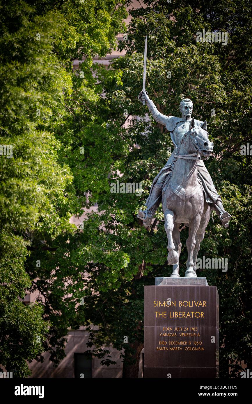 WASHINGTON DC – die Simon Bolivar Statue steht an der Virginia Avenue NW in der Nähe der National Mall. Diese bronzene Reiterstatue wurde vom Bildhauer Felix de Weldon geschaffen und 1959 geweiht und ehrt Simon Bolivar, den venezolanischen militärischen und politischen Führer, der eine Schlüsselrolle im erfolgreichen Kampf Lateinamerikas um die Unabhängigkeit vom Spanischen Reich spielte. Die Statue war ein Geschenk der venezolanischen Regierung an die Vereinigten Staaten und symbolisierte die panamerikanische Einheit und Freundschaft. Stockfoto