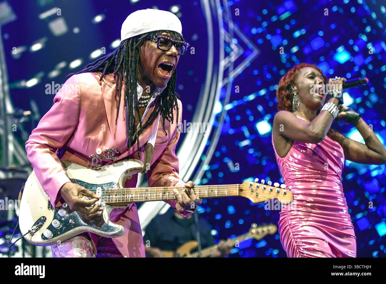 Buenos Aires (20. Mai 2025). Nile Rodgers & Chic (Nile Rogers, Gitarre, Audrey Martell, Gesang). Live-Konzert in der Movistar Arena (Argentinien). Quelle: Mariano Garcia/Alamy Live News Stockfoto