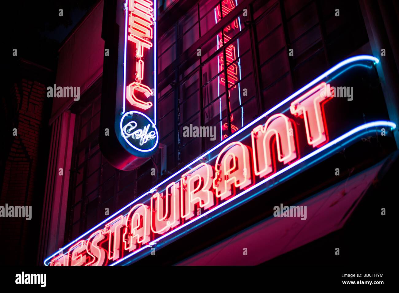 The Majestic Restaurant Neon Sign Alexandria Virginia // ALEXANDRIA, Virginia, Vereinigte Staaten — das Majestic Restaurant befindet sich in einem historischen Gebäude an der King Street in der Altstadt von Alexandria und hat seinen Kultstatus seit seiner ersten Eröffnung im Jahr 1932 beibehalten. Das Restaurant verfügt über eine unverwechselbare Einrichtung im Art déco-Stil, die seinen historischen Wurzeln Tribut zollt und gleichzeitig zeitgenössische amerikanische Küche bietet. Das von Alexandria Restaurant Partners betriebene Majestic ist sowohl ein Treffpunkt in der Nachbarschaft als auch ein Restaurantziel für Besucher dieser historischen Stadt Virginia. Stockfoto