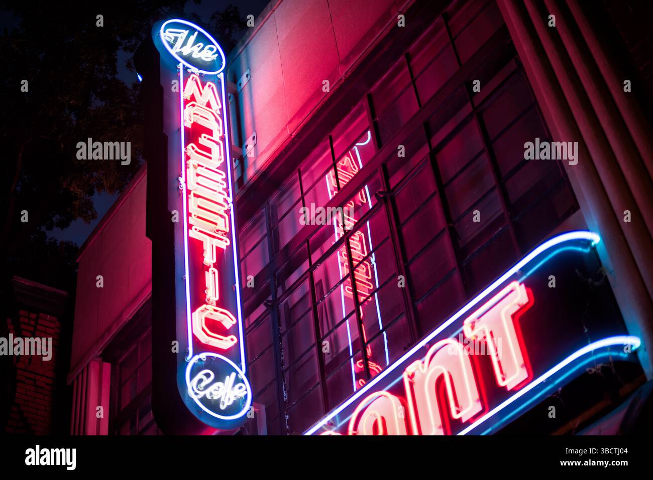The Majestic Restaurant Neon Sign Alexandria Virginia // ALEXANDRIA, Virginia, Vereinigte Staaten — das Majestic Restaurant befindet sich in einem historischen Gebäude an der King Street in der Altstadt von Alexandria und hat seinen Kultstatus seit seiner ersten Eröffnung im Jahr 1932 beibehalten. Das Restaurant verfügt über eine unverwechselbare Einrichtung im Art déco-Stil, die seinen historischen Wurzeln Tribut zollt und gleichzeitig zeitgenössische amerikanische Küche bietet. Das von Alexandria Restaurant Partners betriebene Majestic ist sowohl ein Treffpunkt in der Nachbarschaft als auch ein Restaurantziel für Besucher dieser historischen Stadt Virginia. Stockfoto
