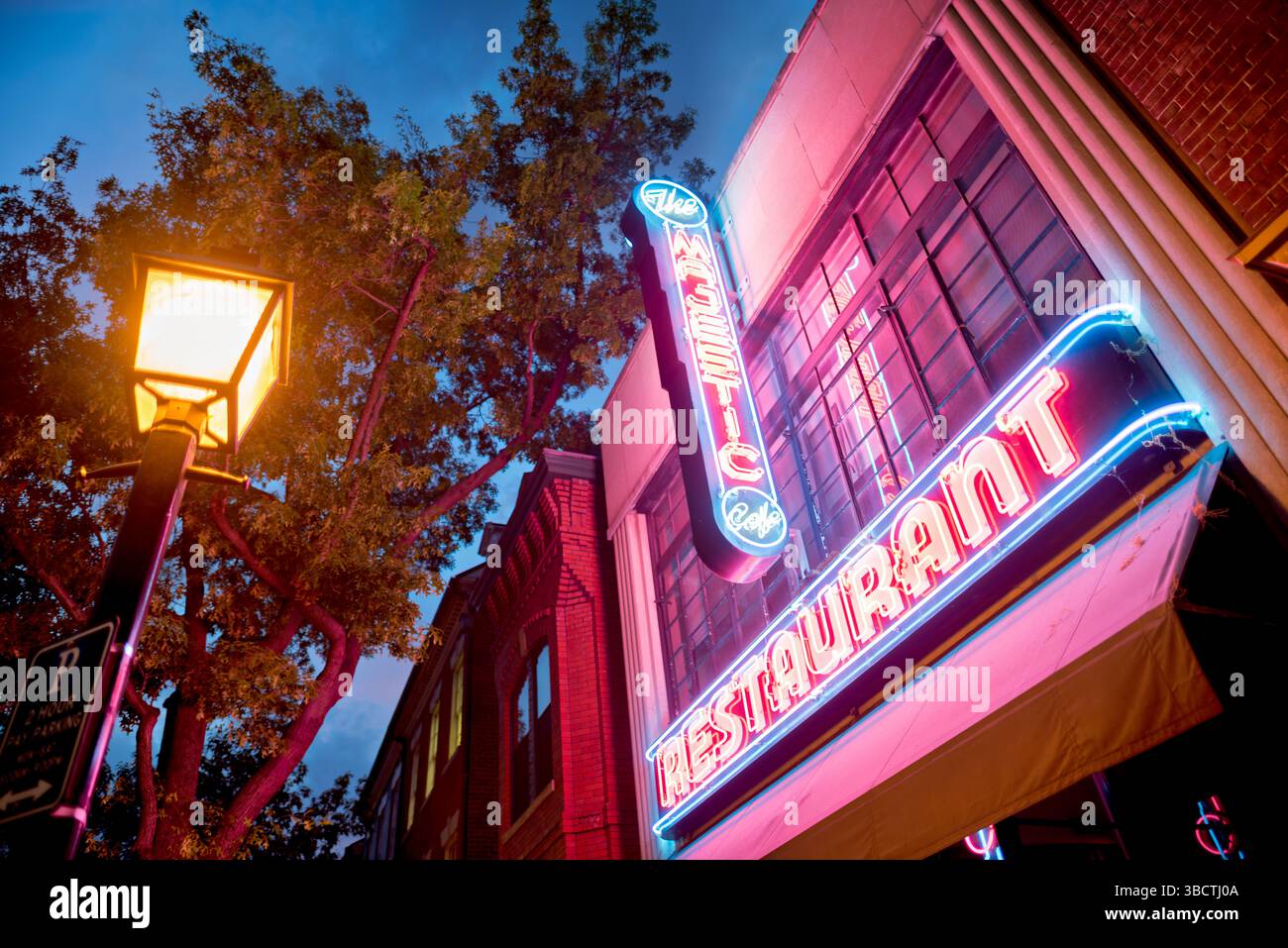 The Majestic Restaurant Neon Sign Alexandria Virginia // ALEXANDRIA, Virginia, Vereinigte Staaten — das Majestic Restaurant befindet sich in einem historischen Gebäude an der King Street in der Altstadt von Alexandria und hat seinen Kultstatus seit seiner ersten Eröffnung im Jahr 1932 beibehalten. Das Restaurant verfügt über eine unverwechselbare Einrichtung im Art déco-Stil, die seinen historischen Wurzeln Tribut zollt und gleichzeitig zeitgenössische amerikanische Küche bietet. Das von Alexandria Restaurant Partners betriebene Majestic ist sowohl ein Treffpunkt in der Nachbarschaft als auch ein Restaurantziel für Besucher dieser historischen Stadt Virginia. Stockfoto