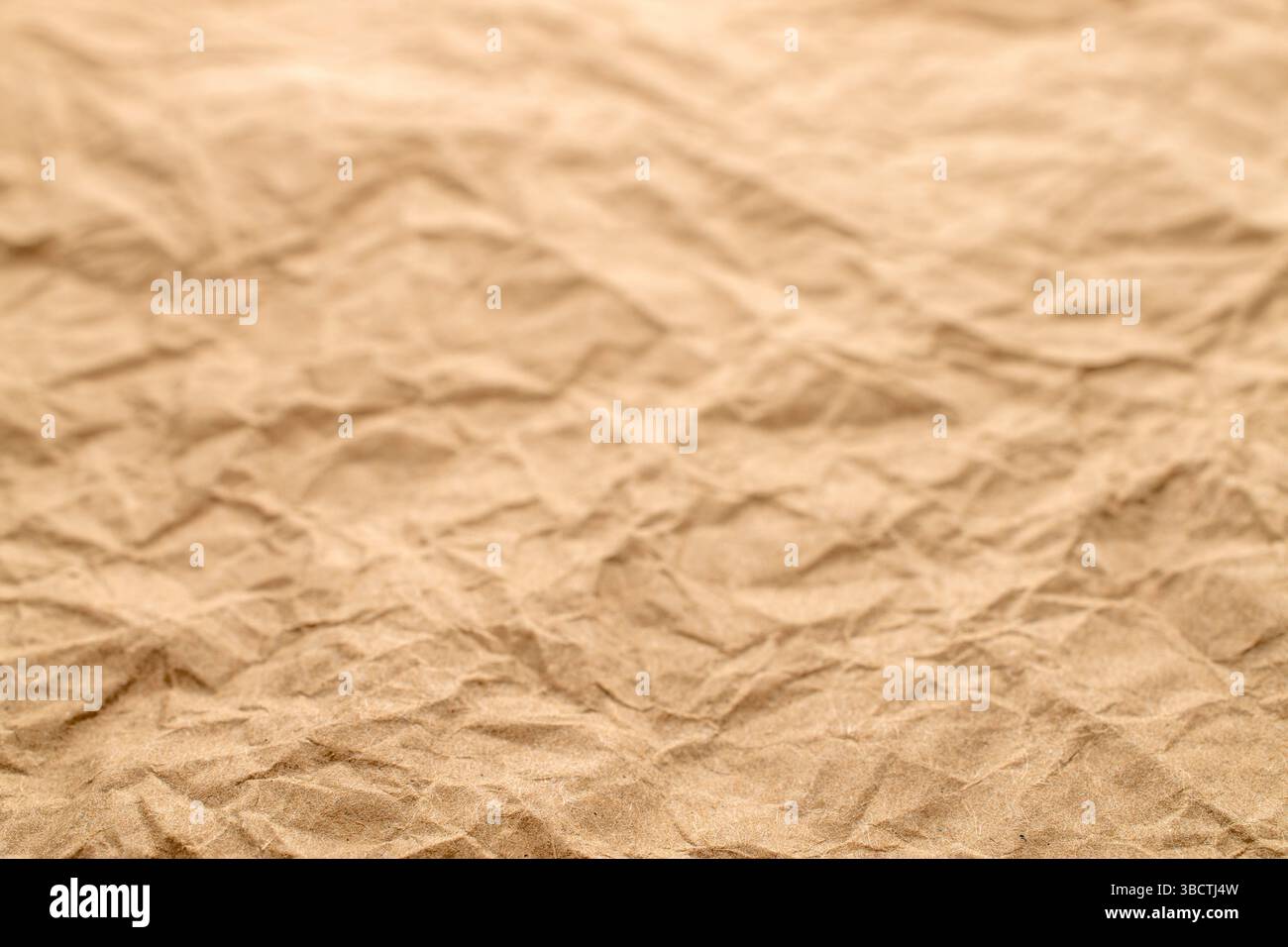 Textur von zerknittertem Kraftpapier, Makro. Stockfoto