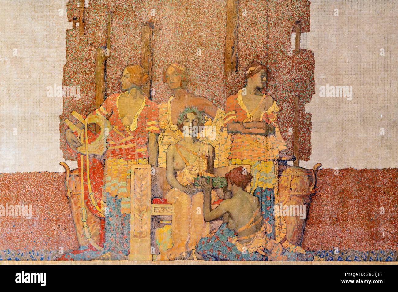 WASHINGTON DC – das Wandbild „Emancipation“ von Jules Guerin ziert die Südkammer des Lincoln Memorial über der Gettysburg Address Inschrift. Dieses in den 1920er Jahren entstandene, 60 m x 12 Fuß große allegorische Gemälde zeigt den Engel der Wahrheit, der Sklaven aus der Knechtschaft befreit, mit Darstellungen von Gerechtigkeit und Recht auf der linken Seite und Unsterblichkeit, Glauben, Hoffnung und Liebe auf der rechten Seite. Das Wandbild zeigt einen Hintergrund von Zypressen, die die Ewigkeit symbolisieren, und wurde mit einer speziellen Mischung aus Kerosin und Wachs geschaffen, um Umweltschwankungen standzuhalten. Stockfoto