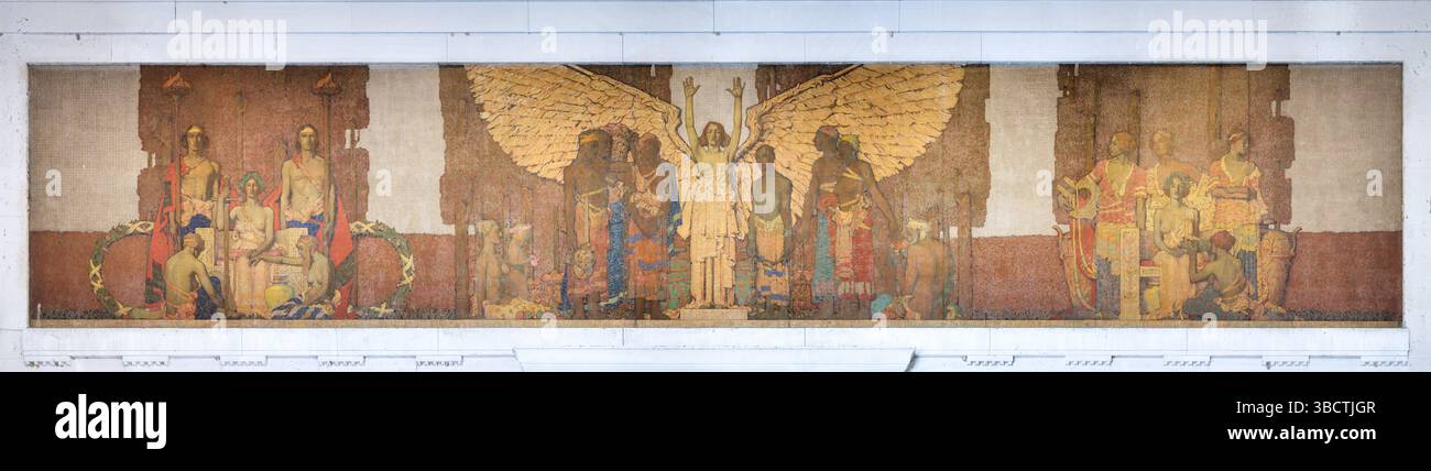 WASHINGTON DC – das Wandbild „Emancipation“ von Jules Guerin ziert die Südkammer des Lincoln Memorial über der Gettysburg Address Inschrift. Dieses in den 1920er Jahren entstandene, 60 m x 12 Fuß große allegorische Gemälde zeigt den Engel der Wahrheit, der Sklaven aus der Knechtschaft befreit, mit Darstellungen von Gerechtigkeit und Recht auf der linken Seite und Unsterblichkeit, Glauben, Hoffnung und Liebe auf der rechten Seite. Das Wandbild zeigt einen Hintergrund von Zypressen, die die Ewigkeit symbolisieren, und wurde mit einer speziellen Mischung aus Kerosin und Wachs geschaffen, um Umweltschwankungen standzuhalten. Stockfoto