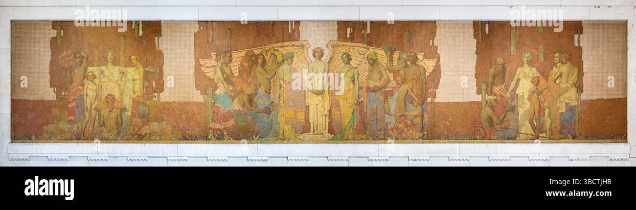 WASHINGTON DC – das „Unity“-Wandgemälde von Jules Guerin ziert die Nordkammer des Lincoln Memorial über der zweiten Inschrift der Antrittsrede. Dieses in den 1920er Jahren entstandene, 60 m x 12 Fuß große allegorische Gemälde zeigt den Engel der Wahrheit, der die Hände von Figuren verbindet, die den Norden und den Süden repräsentieren, wobei ihre Flügel Darstellungen von sieben Künsten, darunter Malerei, Philosophie und Architektur, schützen. Das Wandgemälde zeigt den Architekten Henry Bacon als vierte Figur links vom Engel, mit Gruppen, die auf beiden Seiten Fraternity und Charity vor einem Hintergrund von Zypressen symbolisieren. Stockfoto