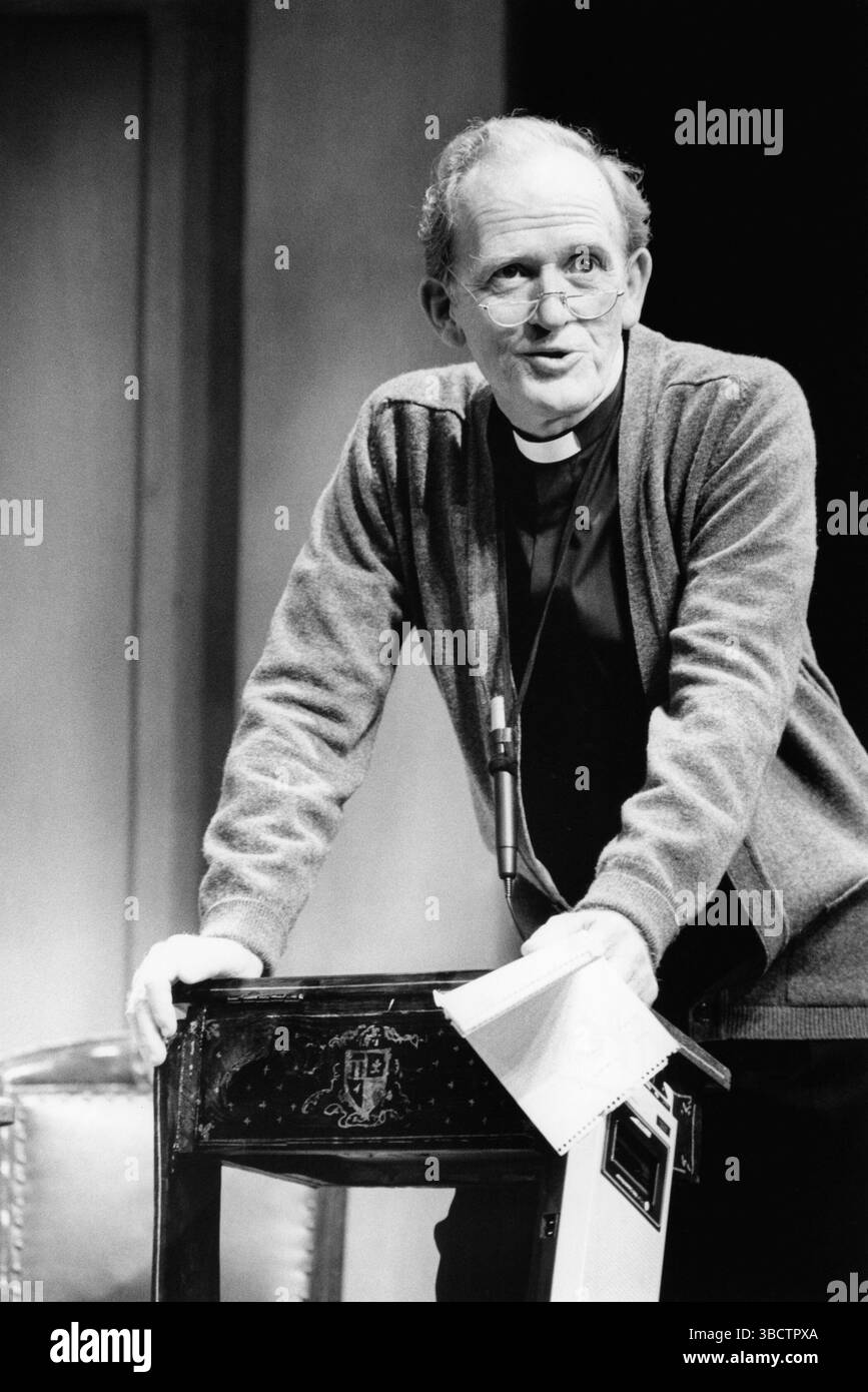 Gordon Jackson (Father Tim Farley) in MASSENAPPELL von Bill C. Davis am Lyric Theatre Hammersmith, London W6 27/09/1982 Design: David Gropman Beleuchtung: Dave Horn Regie: Geraldine Fitzgerald Stockfoto