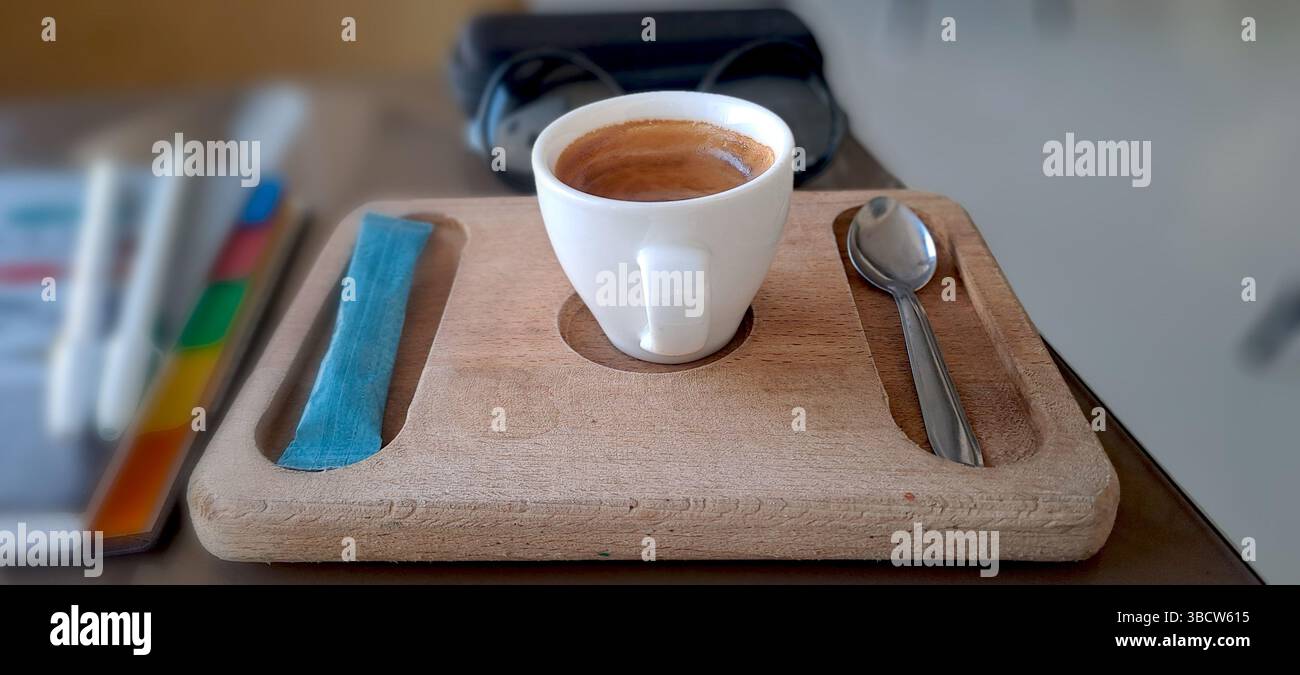 Espresso-Kaffee auf einem Holztablett für eine gemütliche und einladende Atmosphäre Stockfoto