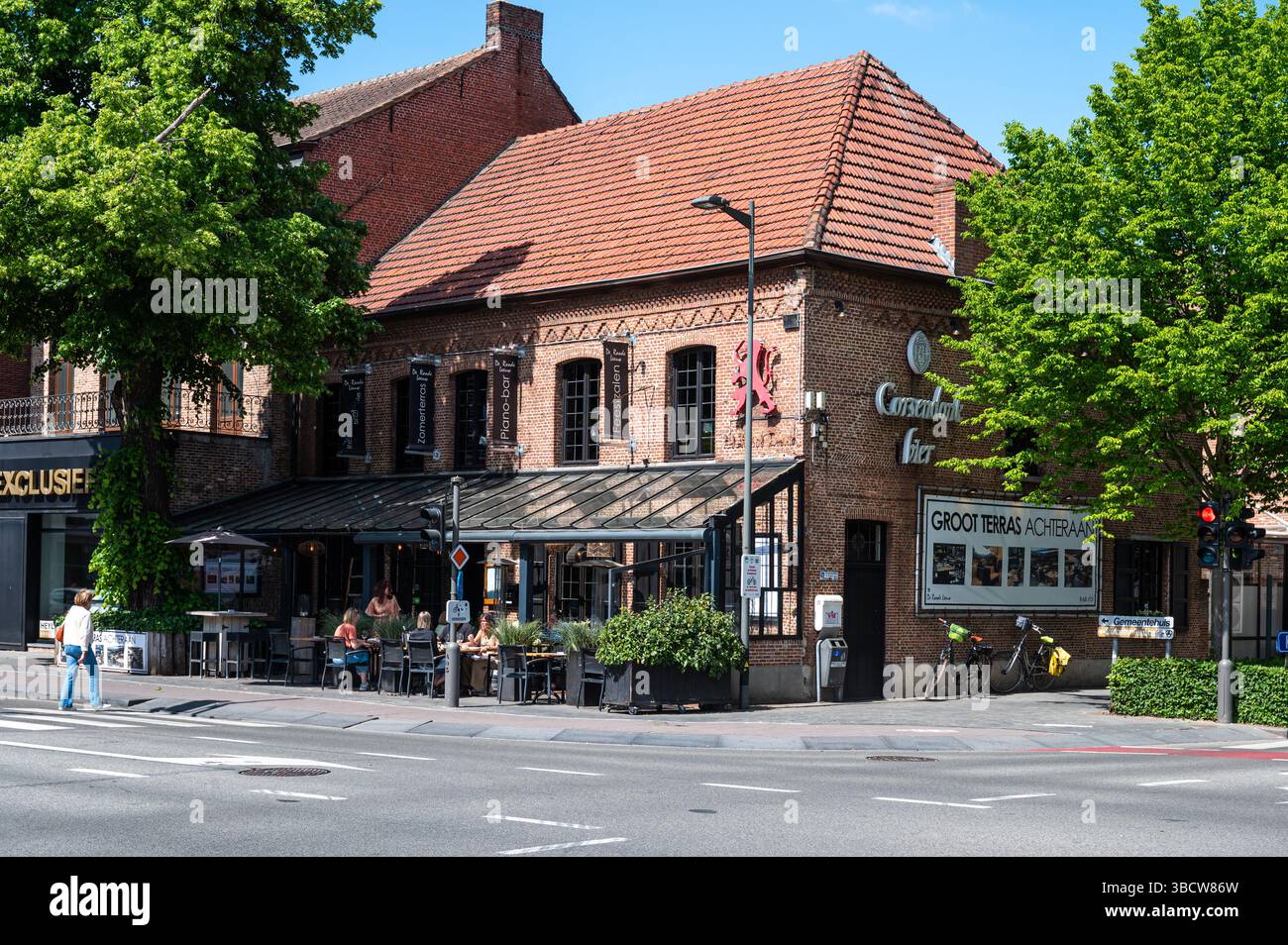 Pub und Sonnenterrasse im Zentrum der Gemeinde Brasschaat, Antwerpen, Belgien 16. Mai 2025 Stockfoto