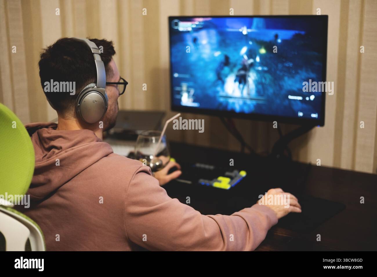 Junger Mann, der ein Computerspiel spielt Stockfoto