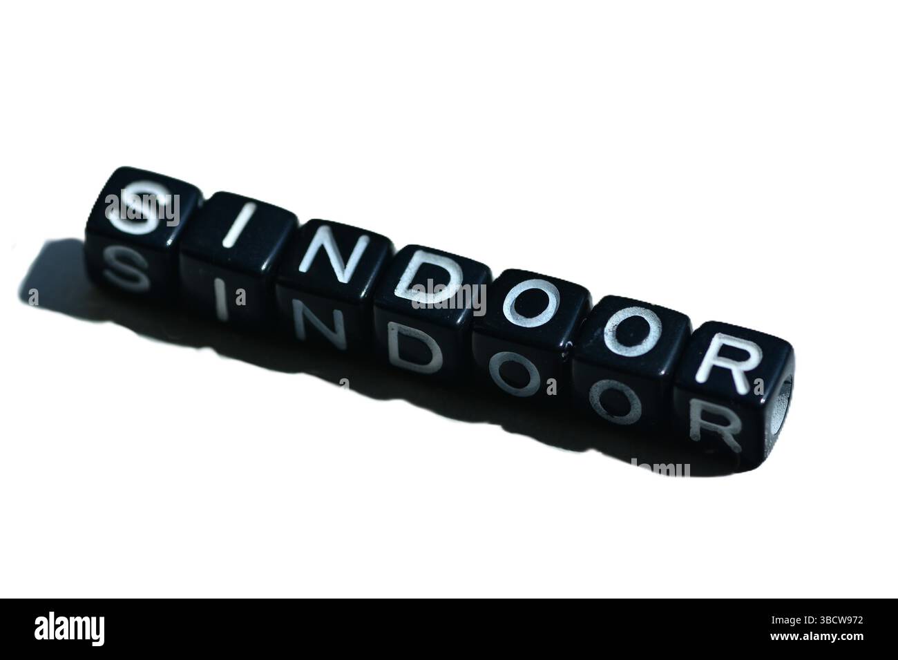 Sindoor mit schwarzen Perlen auf isoliertem Hintergrund geschrieben. Kulturelles Symbol der hinduistischen Ehe; evoziert auch Identität, Geschlechterdebatten und Indien-Pakistan Stockfoto