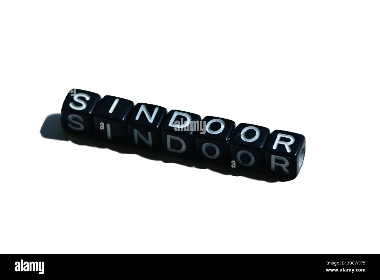 Sindoor mit schwarzen Perlen auf isoliertem Hintergrund geschrieben. Kulturelles Symbol der hinduistischen Ehe; evoziert auch Identität, Geschlechterdebatten und Indien-Pakistan Stockfoto