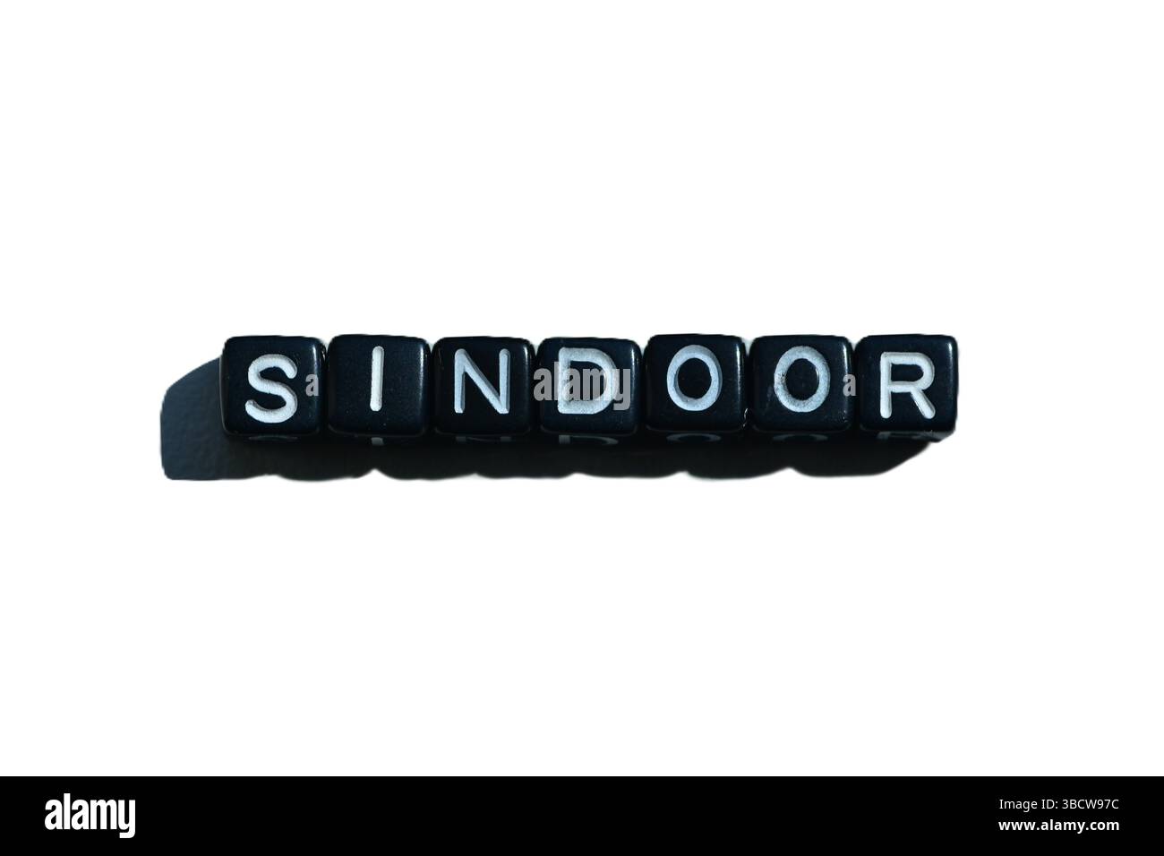 Sindoor mit schwarzen Perlen auf isoliertem Hintergrund geschrieben. Kulturelles Symbol der hinduistischen Ehe; evoziert auch Identität, Geschlechterdebatten und Indien-Pakistan Stockfoto