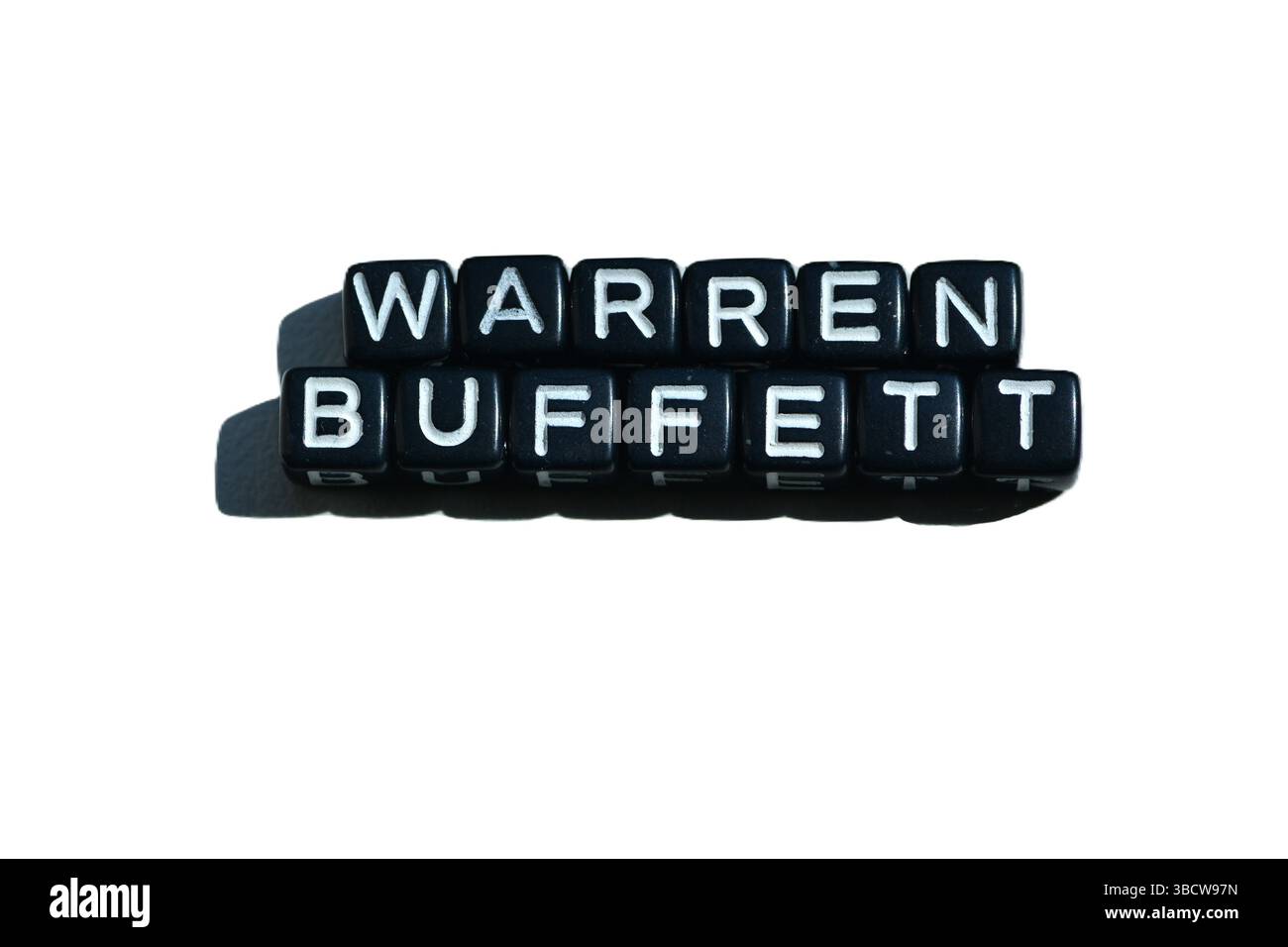 Warren Buffett Name geschrieben mit schwarzen Buchstaben Perlen auf isoliertem Hintergrund. Konzeptbild für Finanzen, Investitionen, Börsen und legendäre Invest Stockfoto