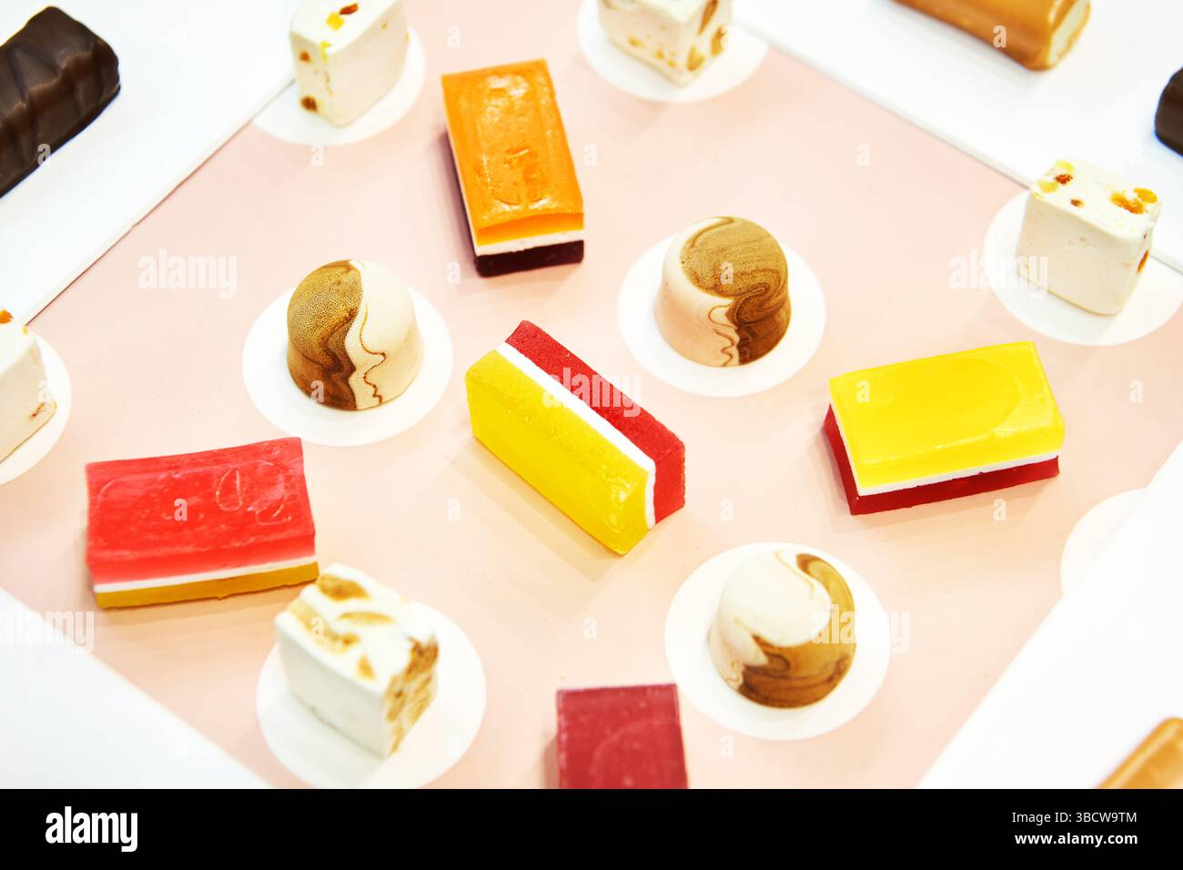 Gebäck und Kuchen auf der Theke im Geschäft Stockfoto