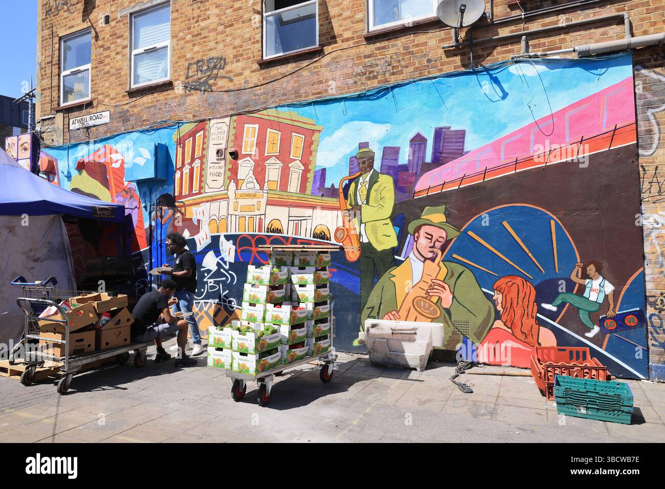 Farbenfrohes Straßengemälde an der Atwell Road, Peckham, in der vielfältigen afrikanischen Gemeinschaft, SE London, SE15 UK Stockfoto