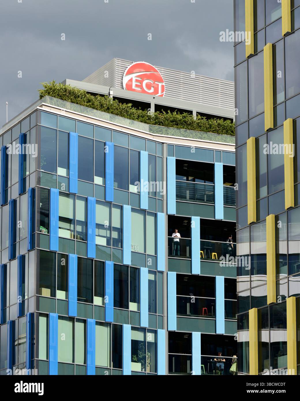 Das EGT-Bürogebäude in Sofia, Bulgarien, coloruful modern Design Technology Hub und zeitgenössische Unternehmensinfrastruktur, Osteuropa, Balkan, EU Stockfoto