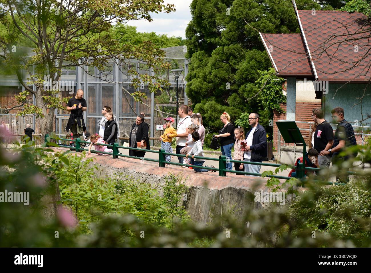 Besucher genießen einen Tag im Zoo in Sofia Bulgarien, verbringen Zeit am Wochenende mit der Beobachtung von Tieren und teilen Familienaktivitäten im Freien, Europa, EU Stockfoto