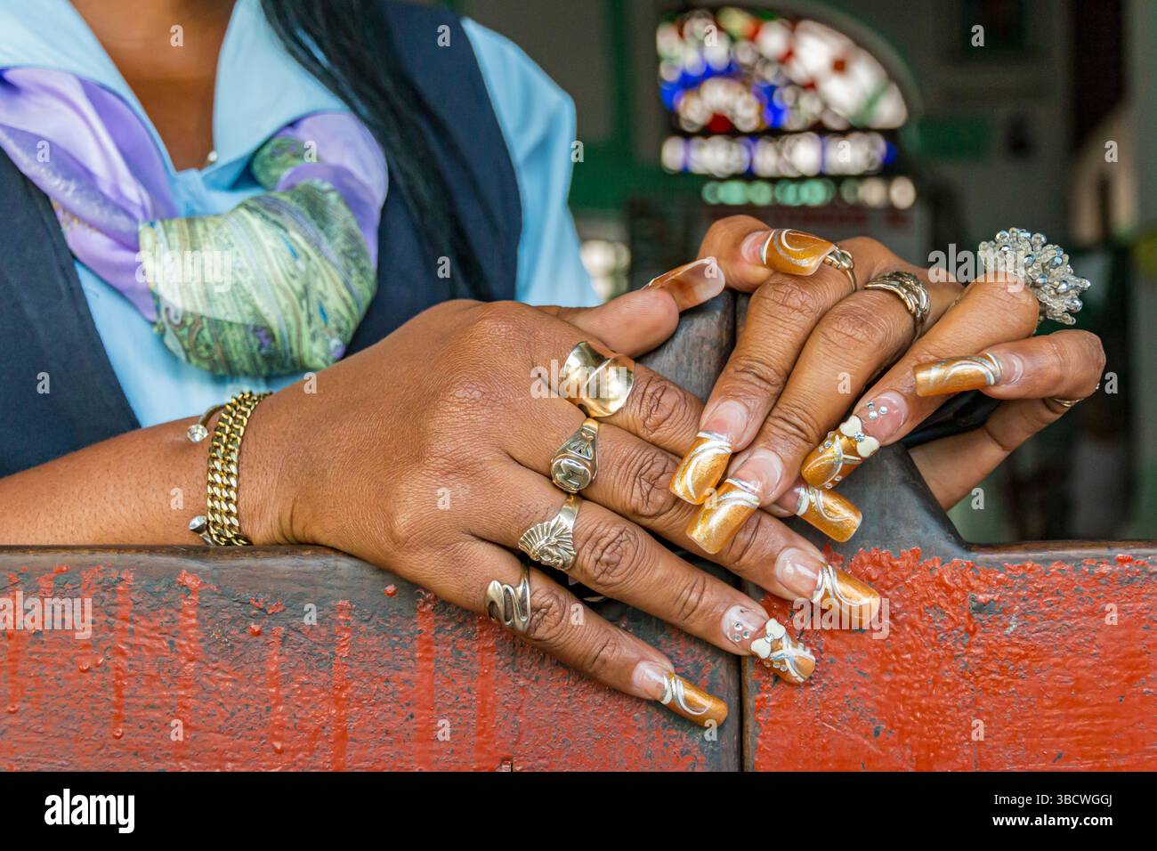 Kuba, Havanna. Old Havanna, Habana Vieja, Straßenverkäufer, Fingernägel, sehr schön dekoriert. Stockfoto
