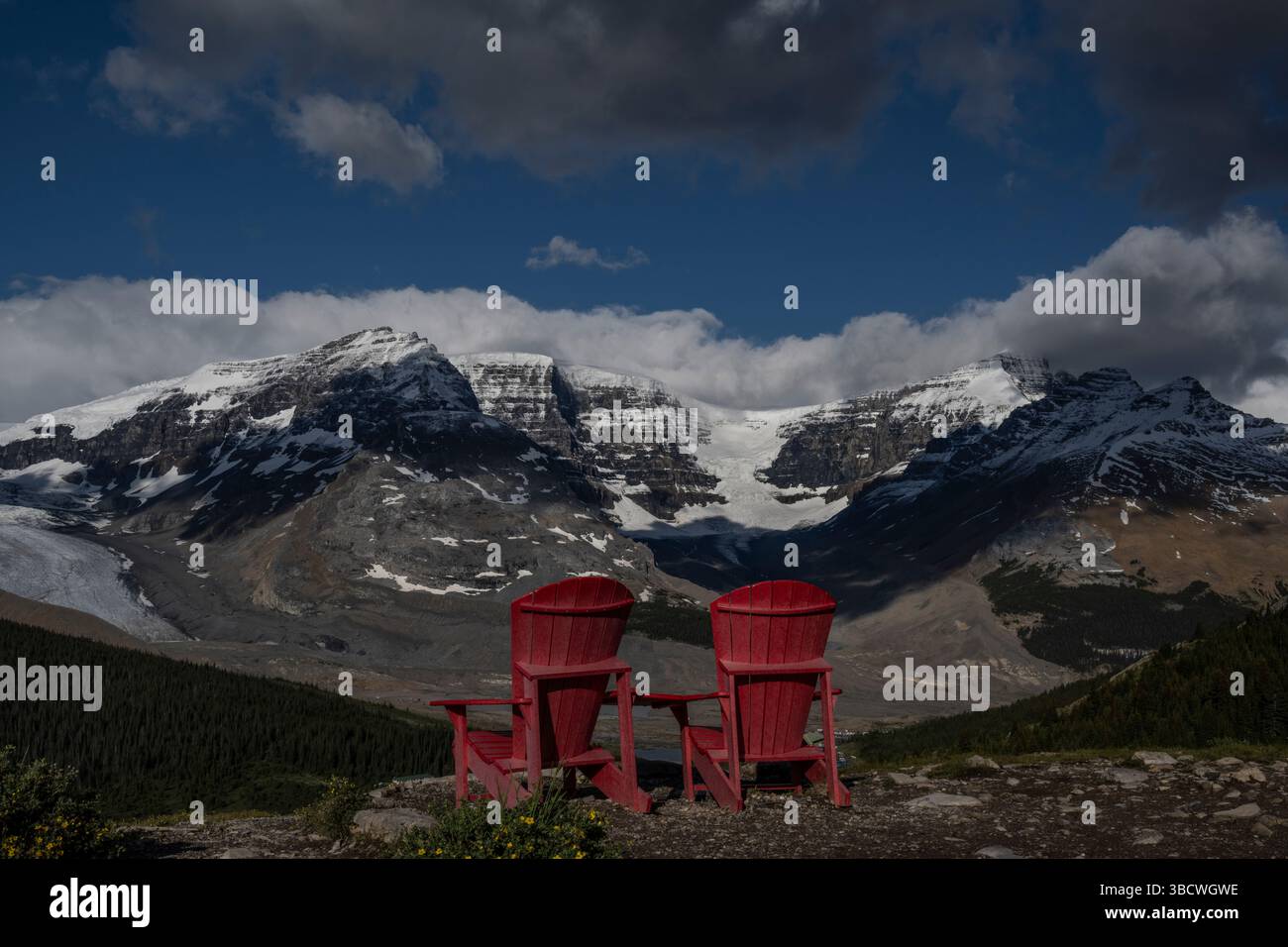 Kanada, Alberta. Athabasca-Gletscher und Liegestühle mit Blick auf den Icefields Parkway und den Jasper-Nationalpark. Stockfoto