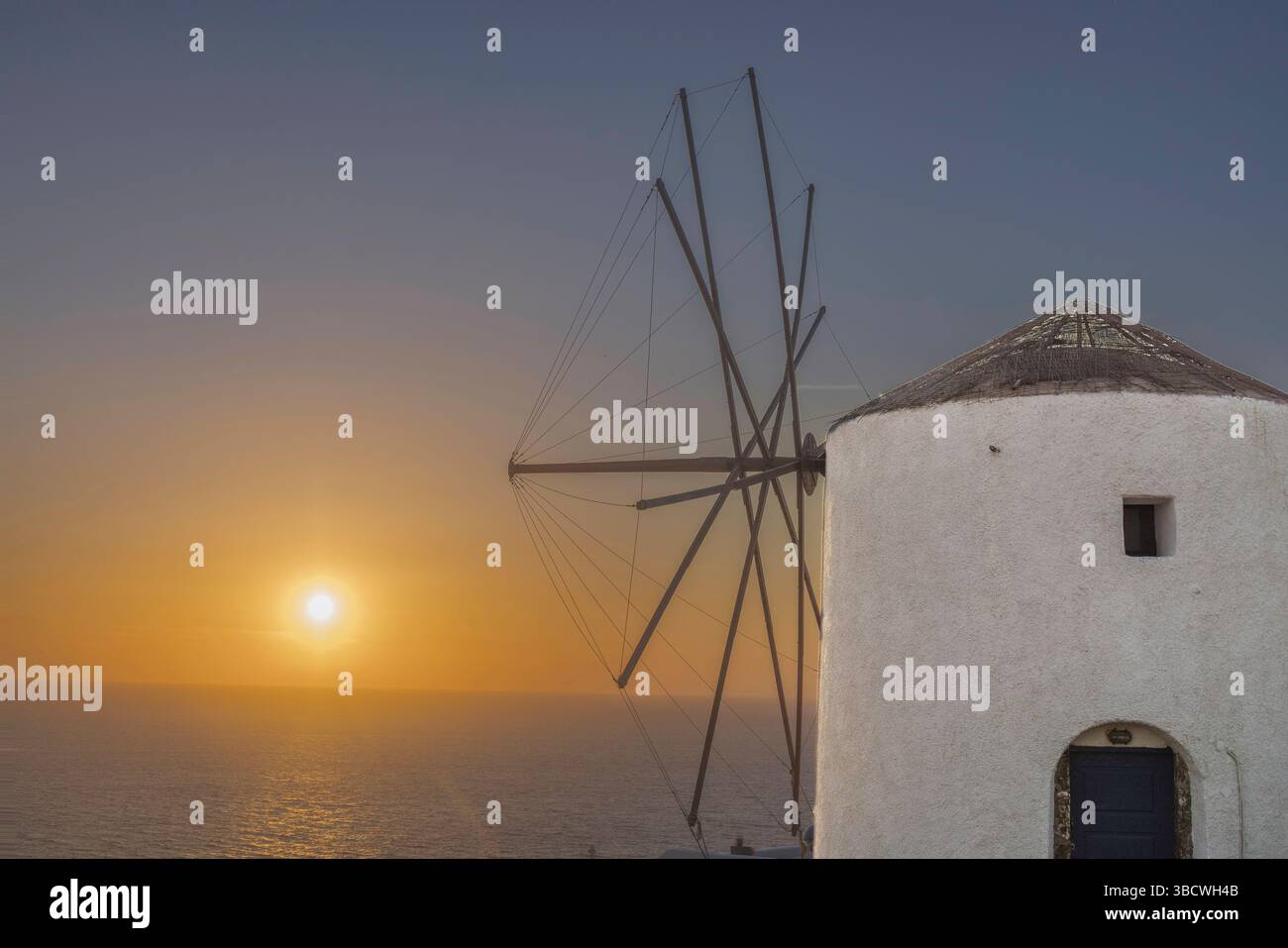 Santorini Windmill Sunset, Griechenland Stockfoto