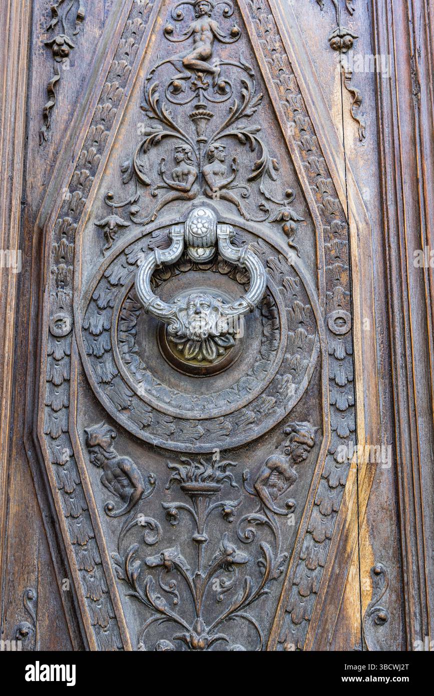 Albaicin, Provinz Granada, Andalusien, Spanien. Verzierte Metallklopfer an einer geschnitzten Holztür. Stockfoto
