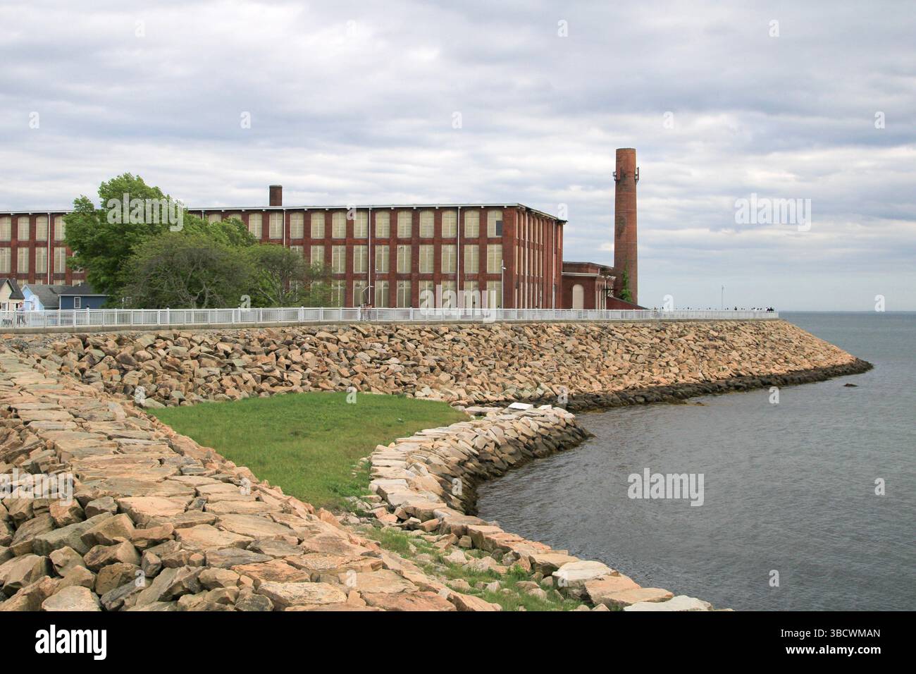 Verlassene Ziegelsteinfabriken sind stumme Wächter einer vergangenen Ära und spiegeln das einst blühende industrielle Erbe Nordostamerikas wider. Stockfoto