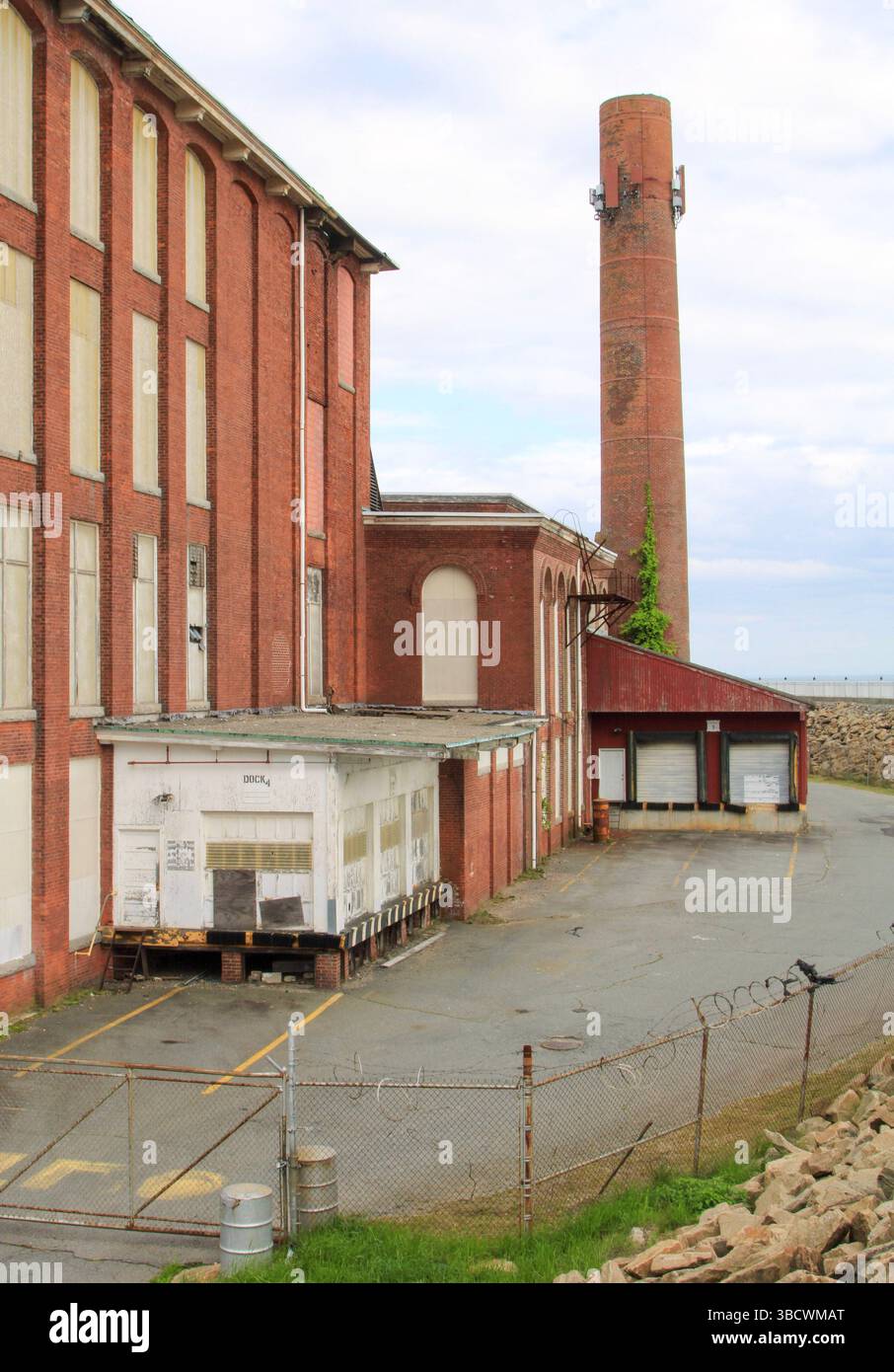 Covewalk in New Bedford stehen verlassene Fabriken im krassen Gegensatz zu den imposanten Hurrikanbarrieren und Deichen. Stockfoto
