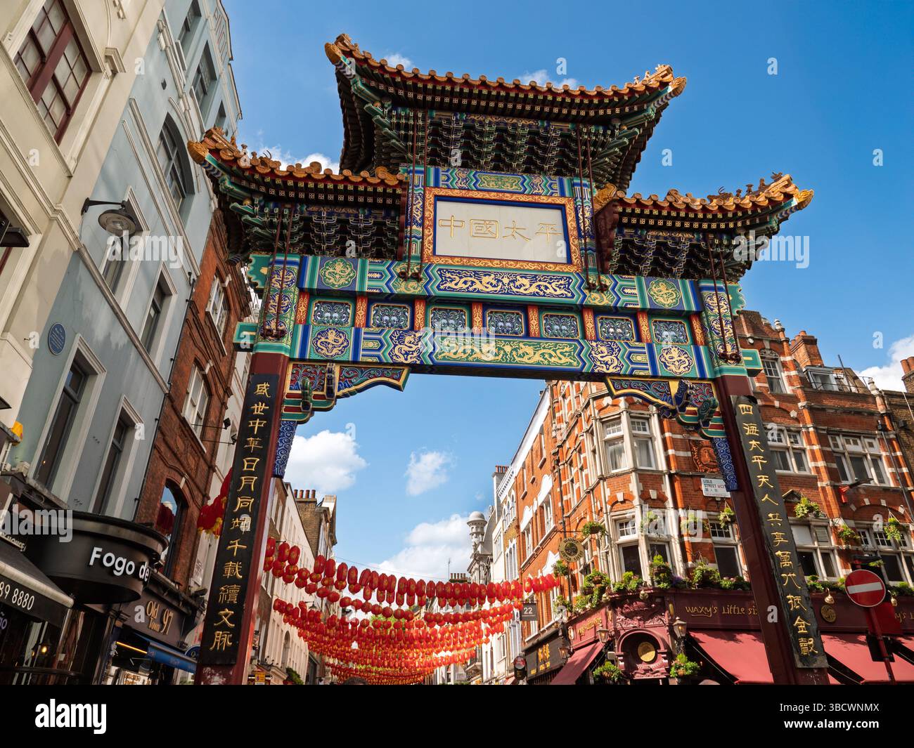 The Chinatown Gate, West End, Westminster, London, Großbritannien Stockfoto