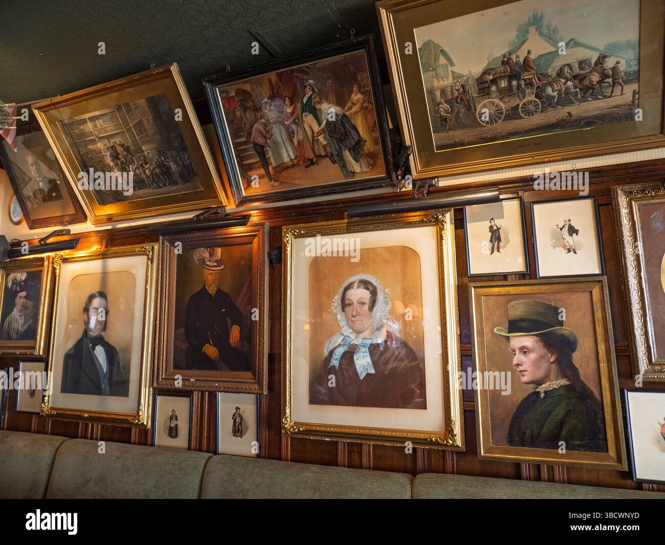 Alte historische Bilder und Fotos hängen an den Wänden der hat Tavern, Soho, London, Großbritannien Stockfoto