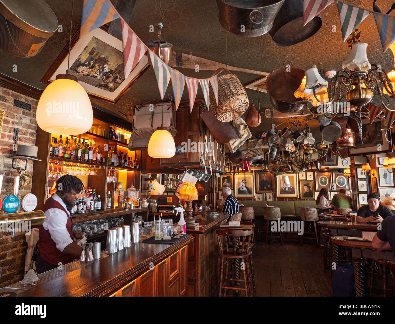 Innenraum des traditionellen Holzpubs The hat Tavern, Soho, London, Großbritannien Stockfoto