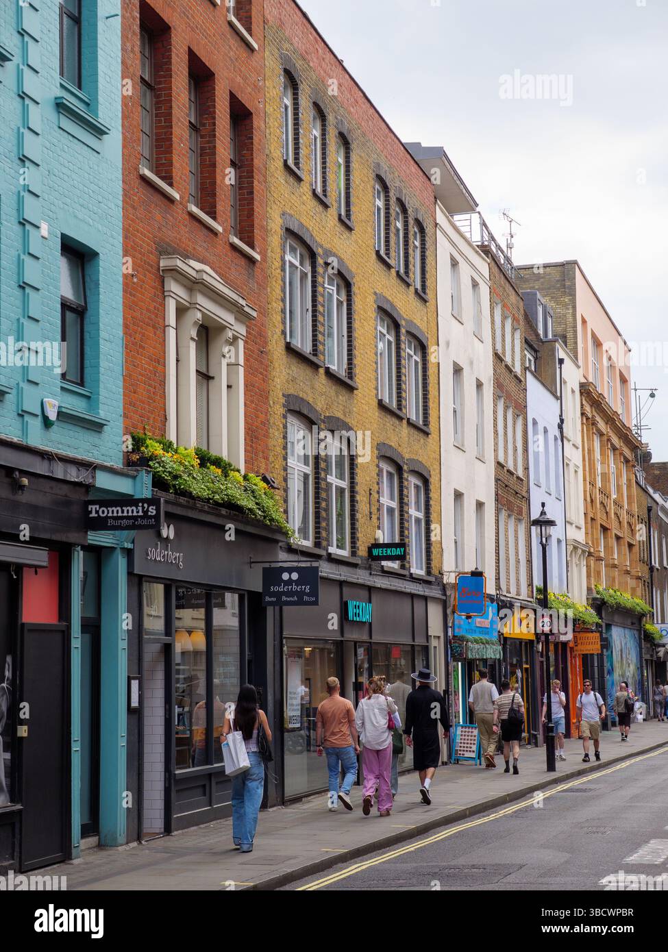 Geschäfte und Cafés in der Berwick Street, Soho, West End, London, Großbritannien Stockfoto