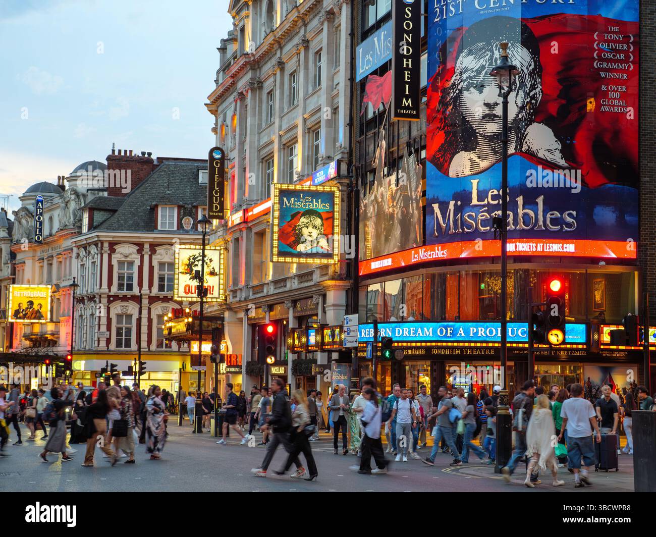 Les Miserables und andere Theaterstücke im West End auf der Shaftesbury Avenue, London, Großbritannien Stockfoto