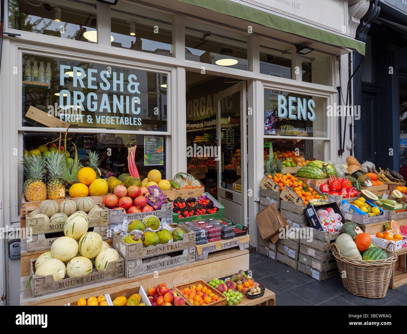 Frisches Bio-Obst und Gemüse vor dem Bens Healthy Food Shop, Primrose Hill, Camden, London, Großbritannien Stockfoto