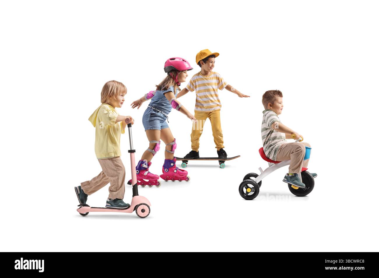 Gruppe von Kindern, die Fahrrad fahren, Skateboard fahren, Roller und Rollerblades isoliert auf weißem Hintergrund Stockfoto
