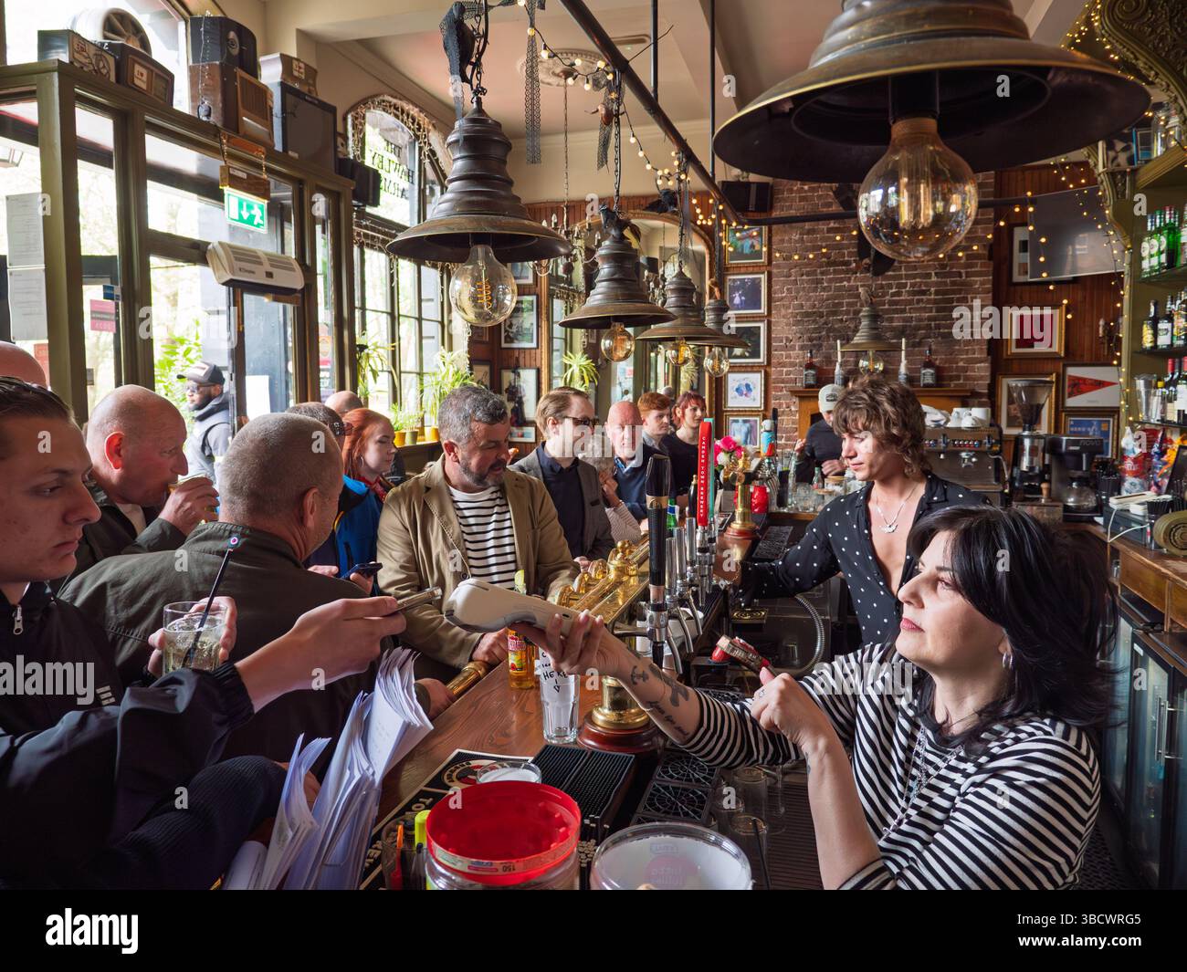 Kontaktlose bargeldlose Telefonzahlung, The Hawley Arms Pub, Camden Town, London, Großbritannien Stockfoto