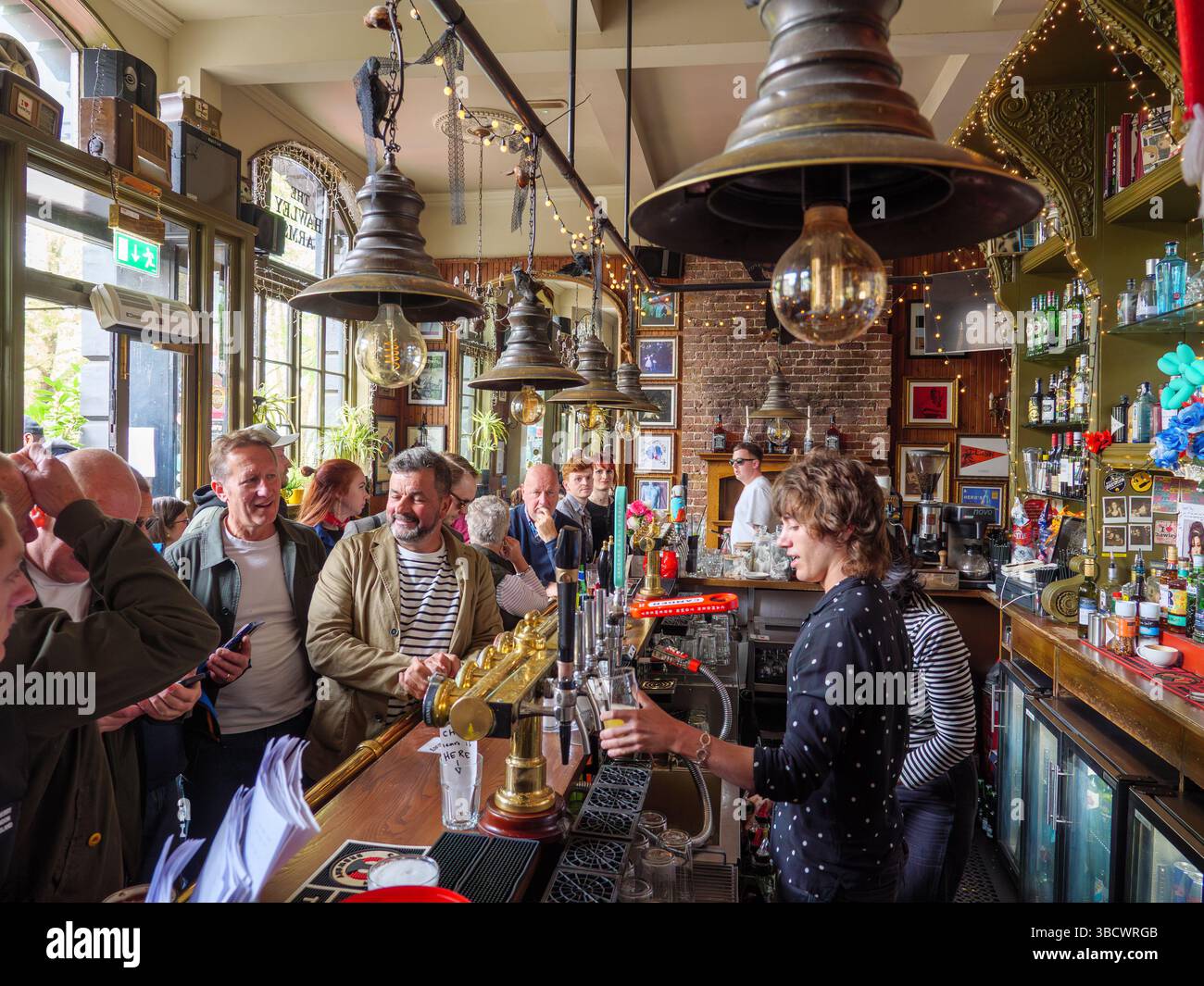 Leute trinken im Hawley Arms Pub, Camden Town, London, Großbritannien Stockfoto