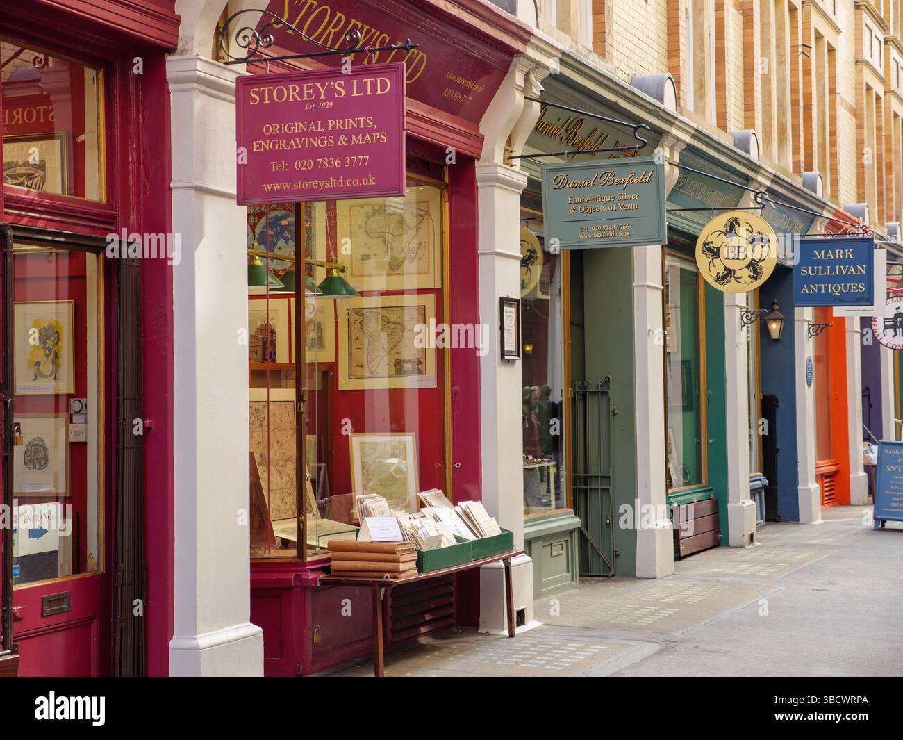 Kleine unabhängige Kunst- und Antiquitätenläden in Cecil Court, West End, London, Großbritannien Stockfoto