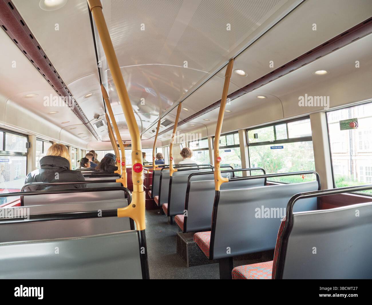 Oberes Deck eines modernen Doppeldeckerbusses in London mit öffentlichen Verkehrsmitteln Stockfoto Oberes Deck eines modernen Doppeldeckerbusses in London mit öffentlichen Verkehrsmitteln Stockfoto