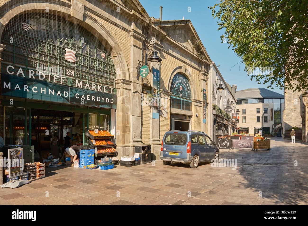 Außenansicht des historischen Cardiff Market (Marchnad Caerdydd) an einem sonnigen Tag, mit frischen Produkten vor dem Haupteingang in der Trinity Street. Stockfoto