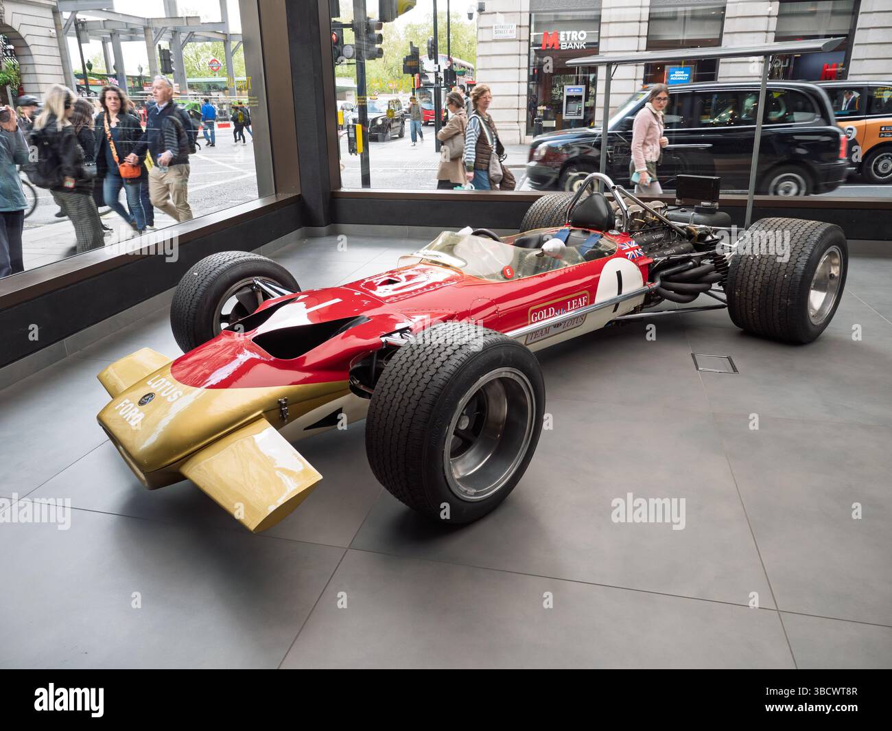 Klassischer Lotus Formel 1-Rennwagen im Showroom in Piccadilly, London, Großbritannien Stockfoto