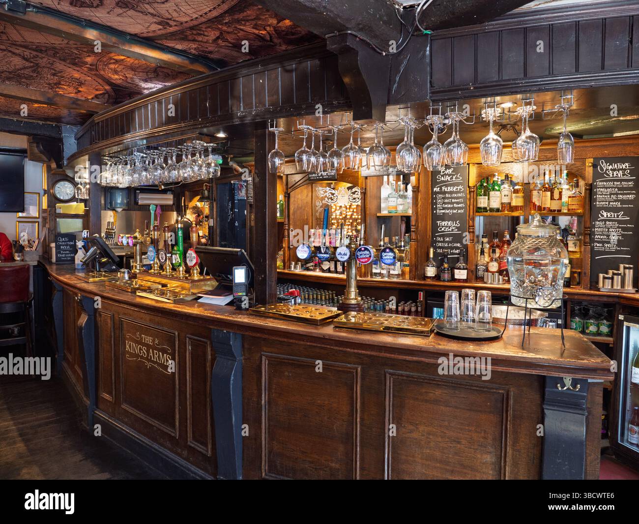 Das traditionelle hölzerne Interieur des Kings Arms Pub in Shepherds Market, Mayfair, London, Großbritannien Stockfoto