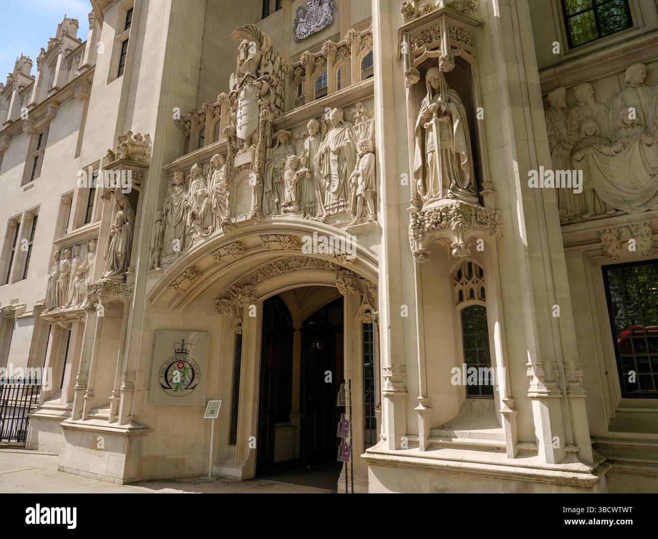 Der Gebäudeeingang des Supreme Court, London, Großbritannien Stockfoto