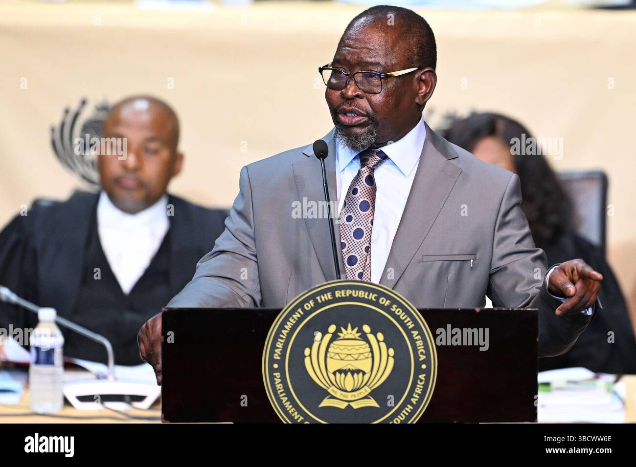 Kapstadt, Südafrika. Mai 2025. Der südafrikanische Finanzminister Enoch Godongwana hält am 21. Mai 2025 seine Rede zum Haushalt 2025 in Kapstadt, Südafrika. Godongwana hat dem parlament am Mittwoch den Haushaltsplan 2025 erneut vorgelegt, wobei die umstrittene Mehrwertsteuererhöhung ausgenommen und Sozialausgaben und Wirtschaftswachstum Vorrang eingeräumt und gleichzeitig die Staatsverschuldung eingedämmt werden soll. Quelle: Xabiso Mkhabela/Xinhua/Alamy Live News Stockfoto