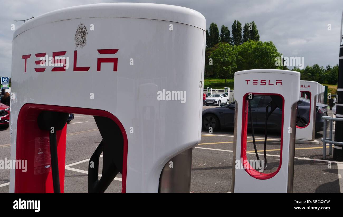 Tesla-Superlader auf der Autobahn M5 in der Nähe von Exeter, Großbritannien Stockfoto